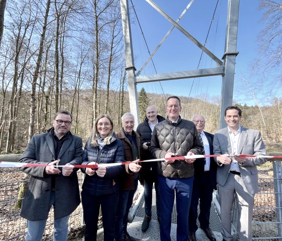 v.l.n.r.: Wolfgang Treis (Präsident SGD-Nord), Daniela Torgau (Geschäftsführerin Zweckverband Naturpark Südeifel), David Baselgia (Crestageo AG), Andreas Kruppert (Landrat und Verbandsvorsteher Zweckverband Naturpark Südeifel), Michael Ebling (Innenminister Rheinland-Pfalz), Herbert Theis (Ortsbürgermeister Irrel) und Moritz Petry (Bürgermeister Verbandsgemeinde Südeifel). Auf dem Foto fehlt wegen Krankheit Christian Wagner (Bauamt Verbandsgemeindeverwaltung Südeifel)., © Naturpark Südeifel/Ansgar Dondelinger