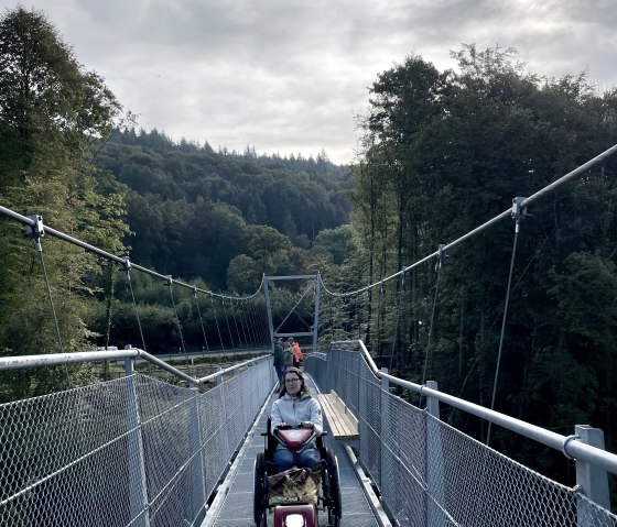 Mit dem Swiss Trac barrierefrei auf der Hängebrücke über die Irreler Wasserfälle unterwegs., © Naturpark Südeifel, Ansgar Dondelinger