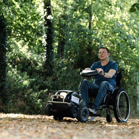 Unterwegs mit Rollstuhlzuggerät im Naturpark Südeifel, © Naturpark Südeifel/Thomas Urbany
