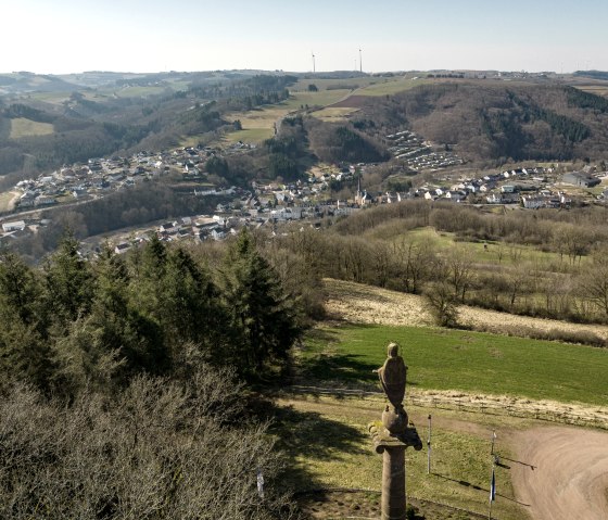 Mariensäule mit Blick auf Waxweiler und das Prümtal, © Eifel Tourismus GmbH, D. Ketz