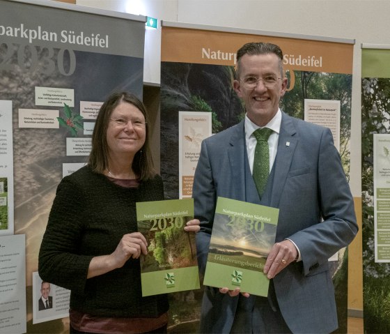 Den Naturparkplan Südeifel 2030 in Händen: Umweltministerin Ulrike Höfken und Landrat Joachim Streit