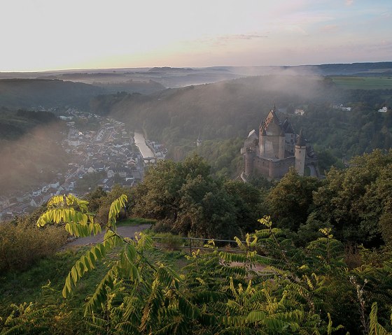 Blick in das Tal von Vianden auf der Nat'Our Route 5, © Naturpark Südeifel, V. Teuschler