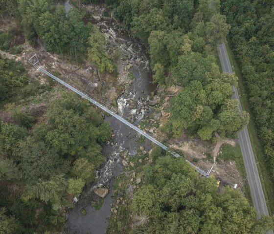 Die Hängebrücke während der Bauphase, © Naturpark Südeife