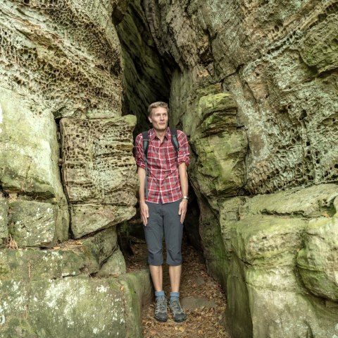 Es wird eng in der Mandrack Passage am Felsenweg 3, © Eifel Tourismus GmbH, D. Ketz