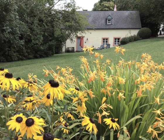 Liebevoll angelegte Beete vorm Alten BACKHAUS