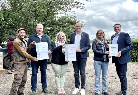 Freuen sich über die Zertifizierung der Grundschule Daleiden (v.l.): Bo Raber (Fachkraft Naturpark Südeifel), Herbert Maus (Ortsbürgermeister Daleiden), Sandra Dhur (Schulleiterin Grundschule Daleiden), Andreas kruppert (Verbandsvorsteher Zweckverband Naturpark Südeifel), Daniela Torgau (Geschäftsführung Zweckverband Naturpark Südeifel) und Johannes Kuhl (Bürgermeister Verbandgemeinde Arzfeld)., © Naturpark Südeifel/Ansgar Dondelinger