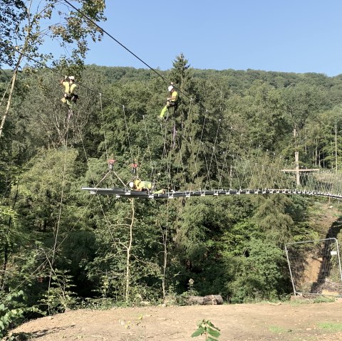 Montierung der Hängebrücke., © Naturpark Südeifel/Daniela Torgau.