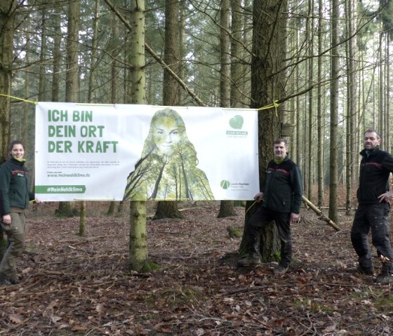Die Forstreferendarin Melissa Stiers und ihre Kollegen Burkhard Pickan (Mitte) und Martin Lotze möchten zeigen, dass der Wald ein Ort der Kraft sein kann, © Landesforsten.RLP.de/Martin Lotze