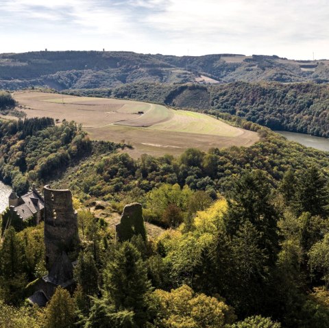 Ourtalschleife mit Burgruine Falkenstein, © Felsenland Südeifel Tourismus GmbH