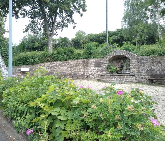 Komfort-Weg Daleiden Willibrord-Brunnen, © Naturpark Südeifel/Indra Schaperdoth