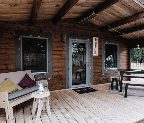 destinature Dorf Blockhütte Terrasse