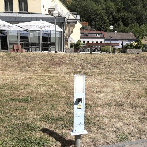 Charging station behind Hotel Euvea Neuerburg, © Felsenland Südeifel Tourismus GmbH