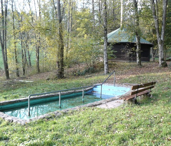 Grillhütte mit Tretbecken im Alsbachtal, © Felsenland Südeifel Tourismus GmbH, Christian Calonec-Rauchfuss