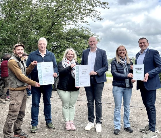 Freuen sich über die Zertifizierung der Grundschule Daleiden (v.l.): Bo Raber (Fachkraft Naturpark Südeifel), Herbert Maus (Ortsbürgermeister Daleiden), Sandra Dhur (Schulleiterin Grundschule Daleiden), Andreas kruppert (Verbandsvorsteher Zweckverband Naturpark Südeifel), Daniela Torgau (Geschäftsführung Zweckverband Naturpark Südeifel) und Johannes Kuhl (Bürgermeister Verbandgemeinde Arzfeld)., © Naturpark Südeifel/Ansgar Dondelinger