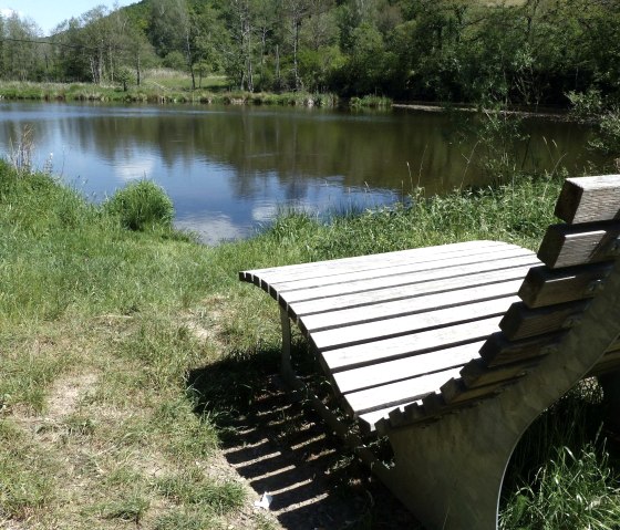 Liegebank am Stausee, © Tourist-Information Islek, Ingrid Wirtzfeld