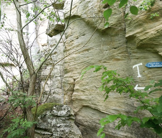 hier-geht-s-zum-teufelsloch, © Elke Wagner, Felsenland Südeifel Tourismus GmbH