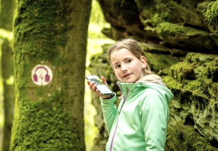 Spannende Geschichten bei der Lauschtour Grüne Hölle, © Eifel Tourismus GmbH, Dominik Ketz