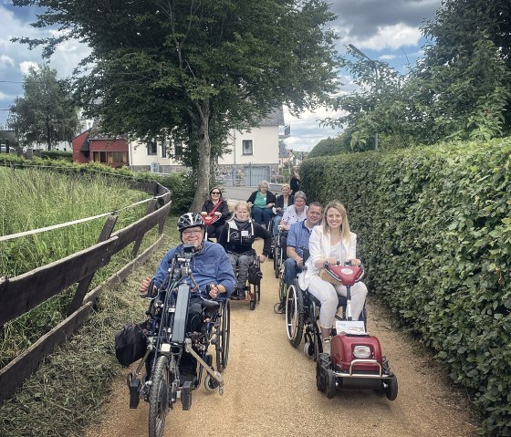 Unterwegs mit Rollstuhlzuggeräten , ©  Felsenland Südeifel Tourismus_GmbH/Anna Carina Krebs