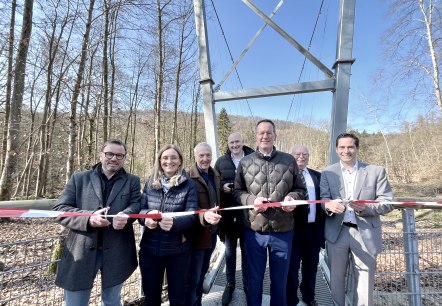 v.l.n.r.: Wolfgang Treis (Präsident SGD-Nord), Daniela Torgau (Geschäftsführerin Zweckverband Naturpark Südeifel), David Baselgia (Crestageo AG), Andreas Kruppert (Landrat und Verbandsvorsteher Zweckverband Naturpark Südeifel), Michael Ebling (Innenminister Rheinland-Pfalz), Herbert Theis (Ortsbürgermeister Irrel) und Moritz Petry (Bürgermeister Verbandsgemeinde Südeifel). Auf dem Foto fehlt wegen Krankheit Christian Wagner (Bauamt Verbandsgemeindeverwaltung Südeifel)., © Naturpark Südeifel/Ansgar Dondelinger