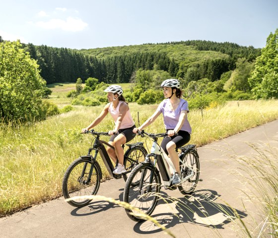 Der Eifel-Ardennen-Radweg führt durch das idyllische Alfbachtal, © Eifel Tourismus GmbH, Dominik Ketz