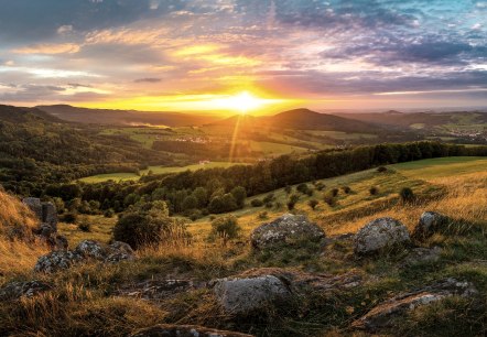 Sonnenuntergang über dem Simmelsberg im Naturpark Hessische Rhön., © VDN-Fotoportal/Jens Becker.