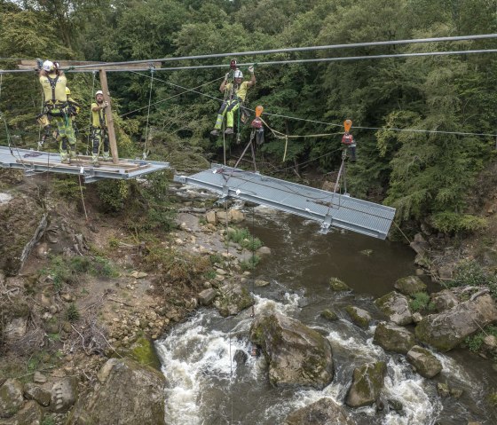 Aufbau Hängebrücke Irreler Wasserfälle, © Naturpark Südeifel/Thomas Urbany