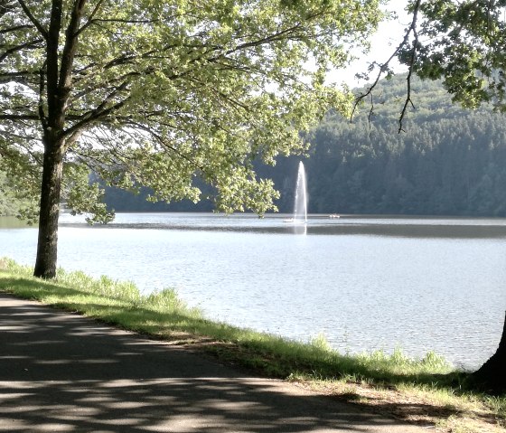 Stausee Bitburg mit Fontäne, © TI Bitburger Land