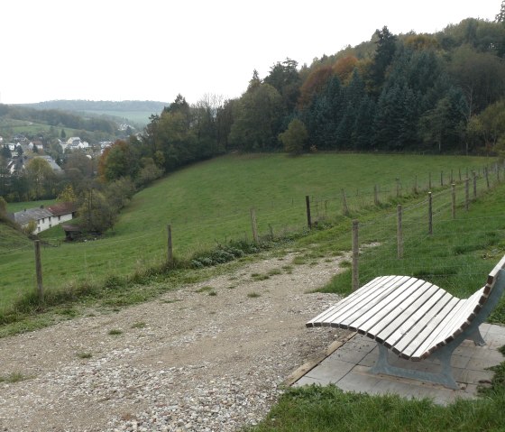 Ruhebank mit Blick auf Mettendorf, © Felsenland Südeifel Tourismus GmbH, Christian Calonec-Rauchfuss