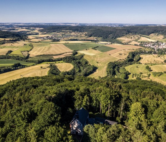 Blick auf die Schankweiler Klause und die Landschaft im NaturWanderPark delux, © Eifel Tourismus GmbH, D. Ketz