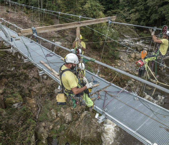 Aufbau Hängebrücke Irreler Wasserfälle, © Naturpark Südeifel/Thomas Urbany