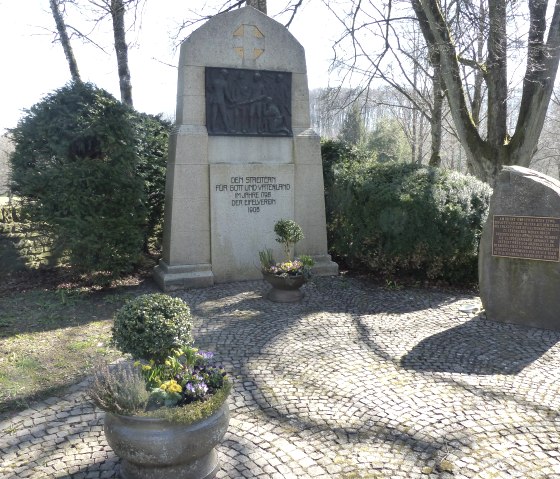 Klöppelkrieg-Denkmal Arzfeld, © Tourist-Information Islek, Ingrid Wirtzfeld