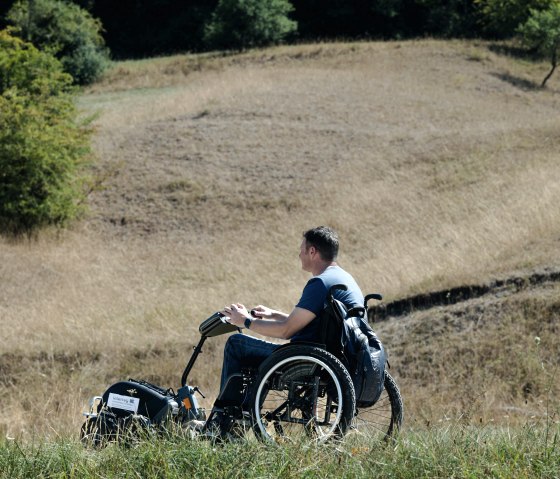 Rollstuhlzuggerät Swiss-Trac, © Naturpark Südeifel/Thomas Urbany