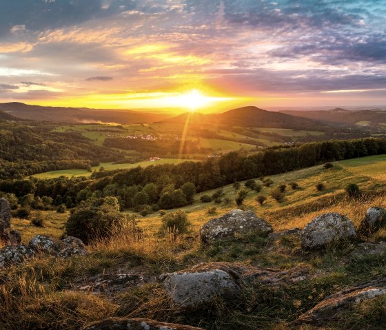 Sonnenuntergang über dem Simmelsberg im Naturpark Hessische Rhön., © VDN-Fotoportal/Jens Becker.