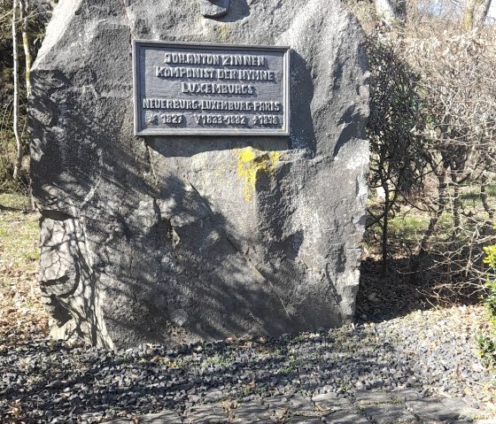 Gedenkstein mit Inschrift, © Felsenland Südeifel Tourismus GmbH