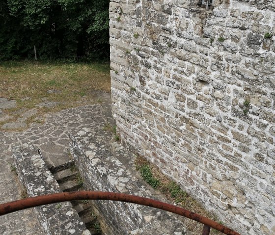 Blick zur Kellertreppe der Prümerburg, © Felsenland Südeifel Tourismus GmbH