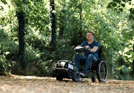 Unterwegs mit Rollstuhlzuggerät im Naturpark Südeifel, © Naturpark Südeifel/Thomas Urbany