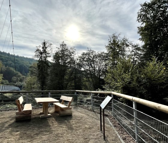 Rastplatz bei der Hängebrücke., © Naturpark Südeifel/Ansgar Dondelinger