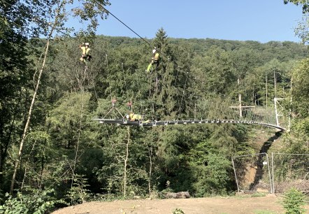 Montierung der Hängebrücke., © Naturpark Südeifel/Daniela Torgau.