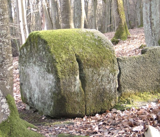 Roman tombs of Holsthum - half-roller stone, © Felsenland Südeifel Tourismus GmbH