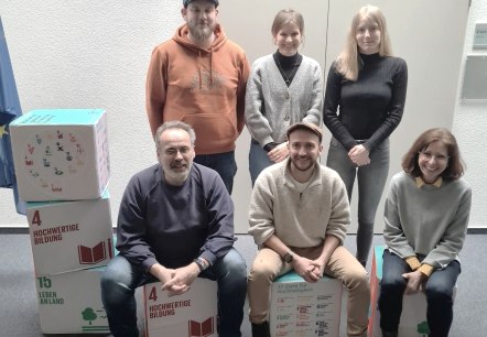 Die Arbeitsgruppe der Naturparke im Foto. Stehend: Hagen Frary (Naturpark Saar-Hunsrück), Meike Schnatz (Naturpark Rhein-Westerwald), Anne Haltenhof (Naturpark Nordeifel). Sitzend: Achim Herf (Natur- und Geopark Vulkaneifel), Bo Manuel Raber (Naturpark Südeifel), Heike Krafft (Naturpark Soonwald-Nahe).  , © Natur- und Geopark Vulkaneifel 