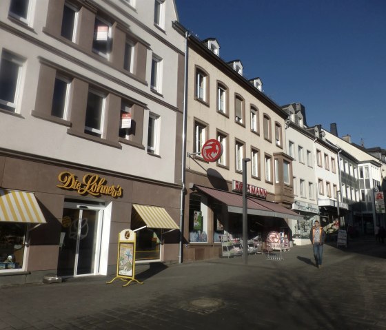 Bakery and Café "Die Lohners" and drugstore Rossmann 70 m, © Bernd Pütz