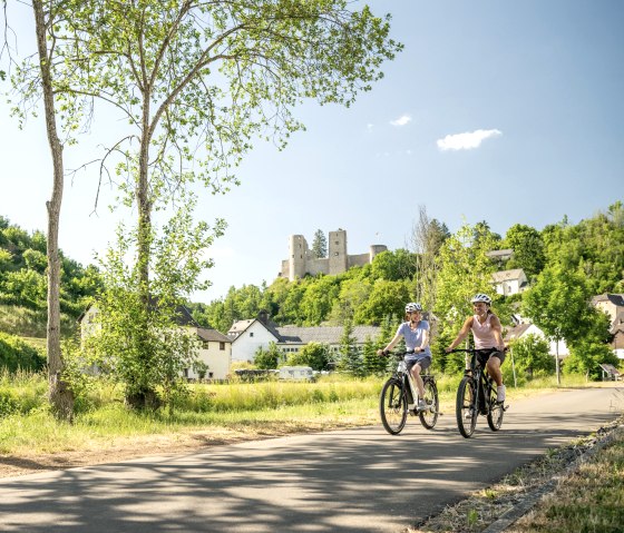 Nims-Radweg mit Burg Schönecken im Hintergrund, © Eifel Tourismus GmbH, Dominik Ketz