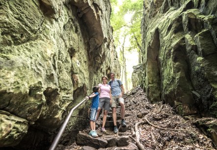 Hinunter in die Teufelsschlucht auf der Teuflischen Acht, © Felsenland Südeifel Tourismus GmbH