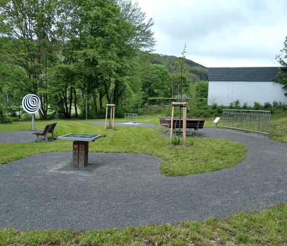 Mehrgenerationenplatz Waxweiler Spielgeräte, © Naturpark Südeifel/Indra Schaperdoth